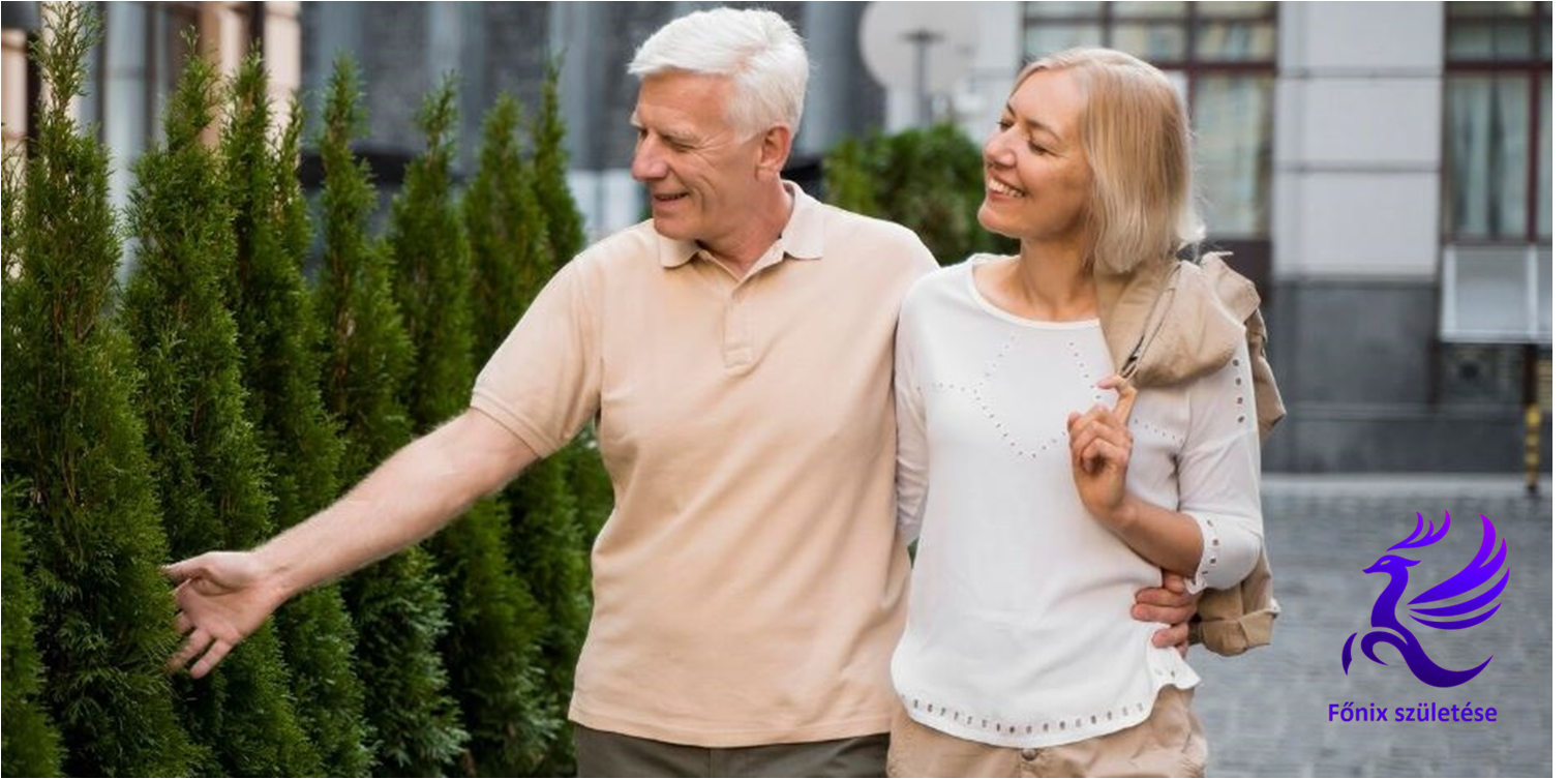Egy mosolygó idős házaspár séta közben