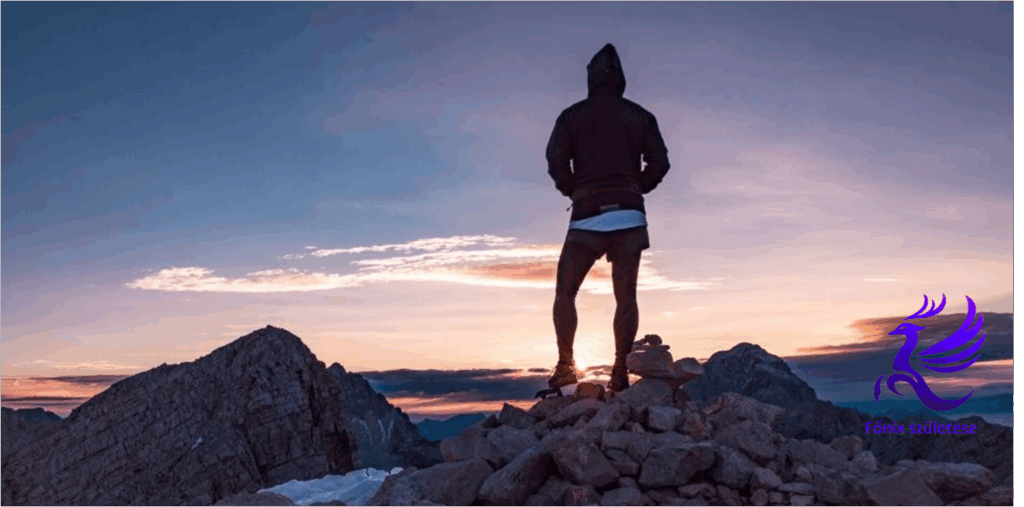 Egy férfi a hegytető, napkeltekor